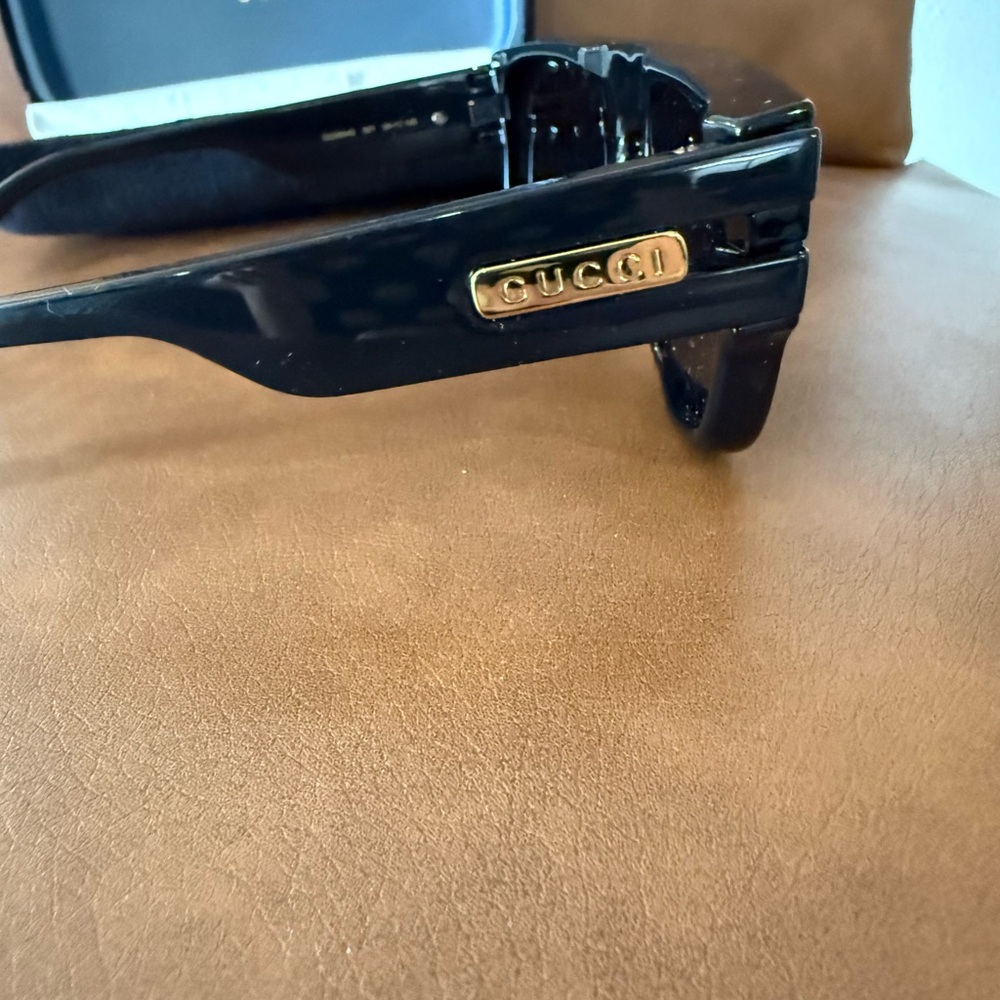 Gucci Dark-Tinted Black Sunglasses in pristine condition - Picture 2 of 4